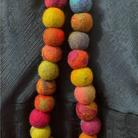 Beaded felt colorful necklace - Picture 6 of 9